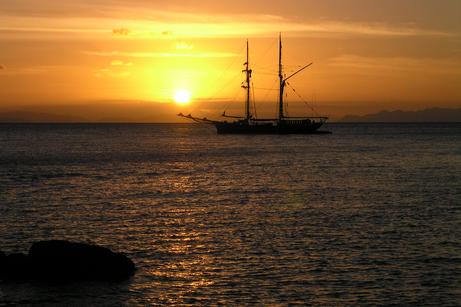 Shoreside sunsets in the Whitsundays will make you yearn to drop your anchor for long stay. Image by brewbooks / CC BY-SA 2.0