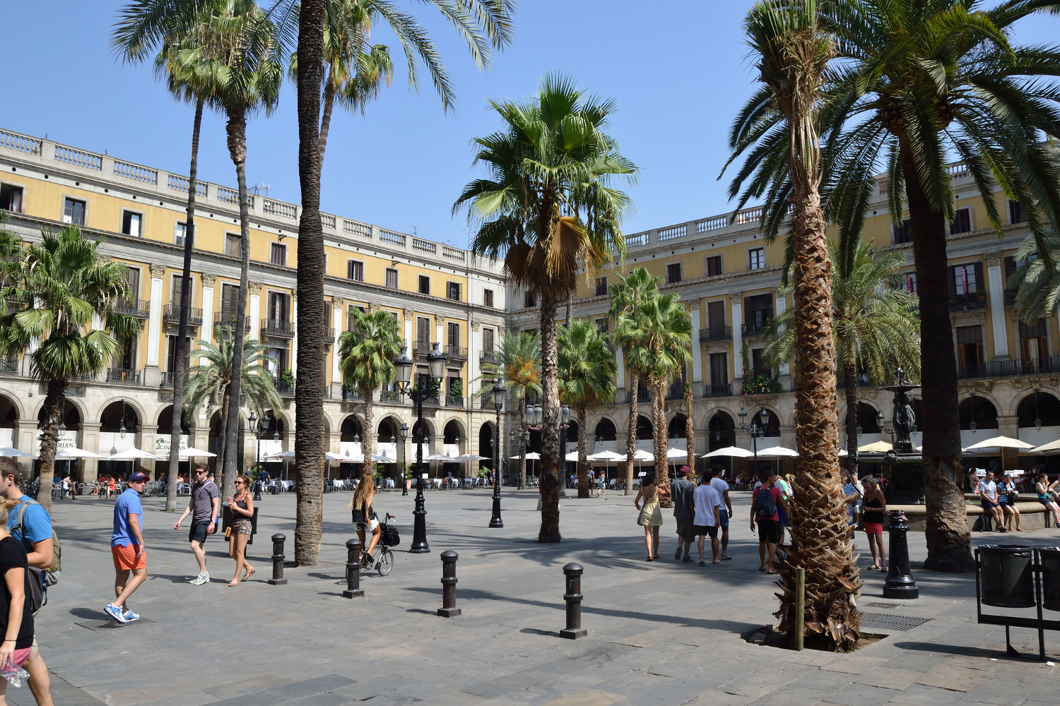 Plaça Reial: home to Gaudí's first commissioned works. Image by Cha già José / CC BY-SA 2.0