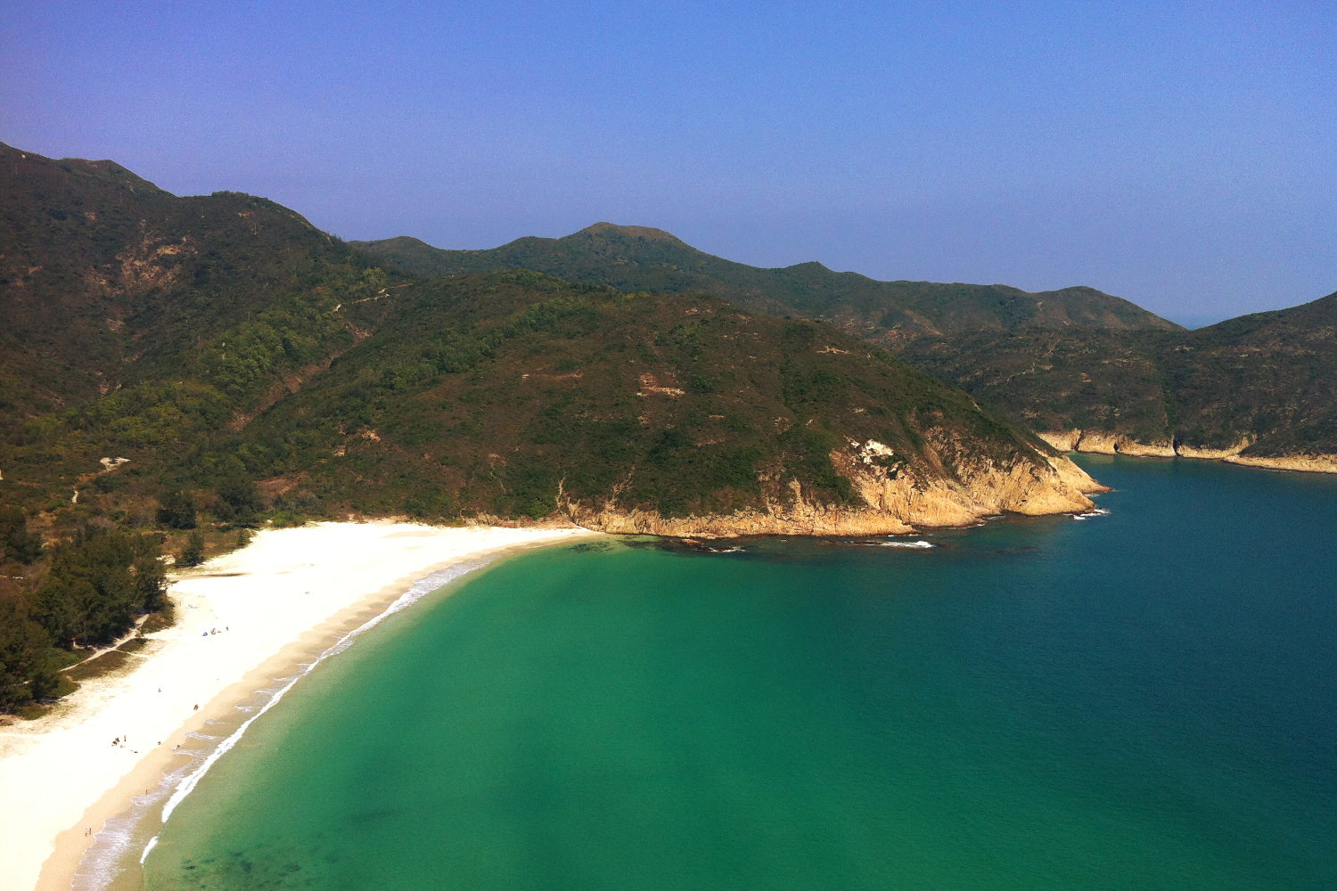 A quiet beach in Sai Kung. Image by Piera Chen / Lonely Planet