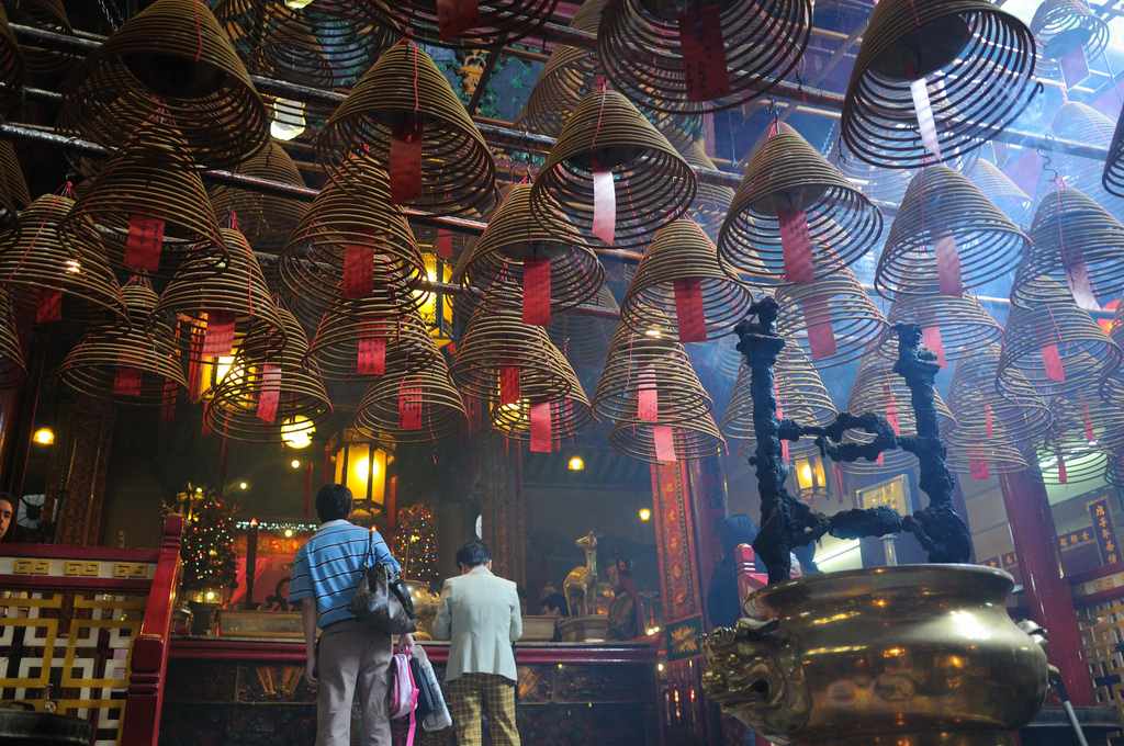 A quiet moment costs nothing at Man Mo Temple. Image by Padmanaba01 / CC BY-SA 2.0