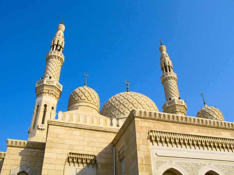 Step inside Jumeirah Mosque, Dubai's largest, for a free tour. Image by Paul Hart / CC BY 2.0