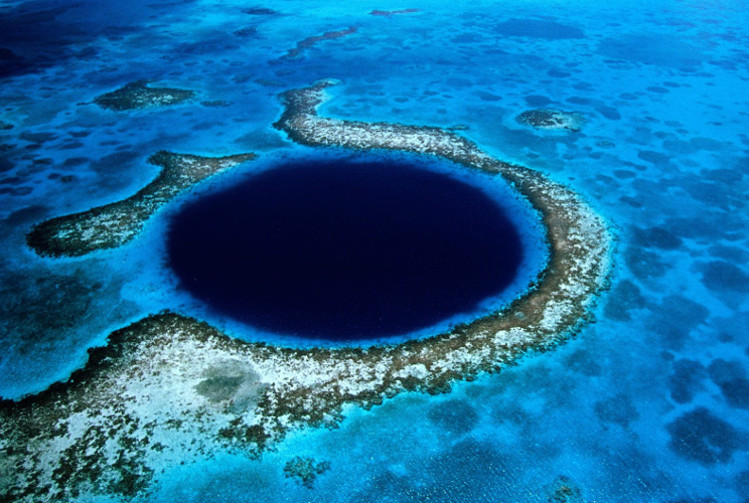 Great Blue Hole, Beize. Image by Eric Pheterson CC BY 2.0