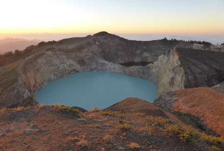 Sunrise, Kelimutu. Image by Bryn Pinzgauer Flickr CC BY 2.0