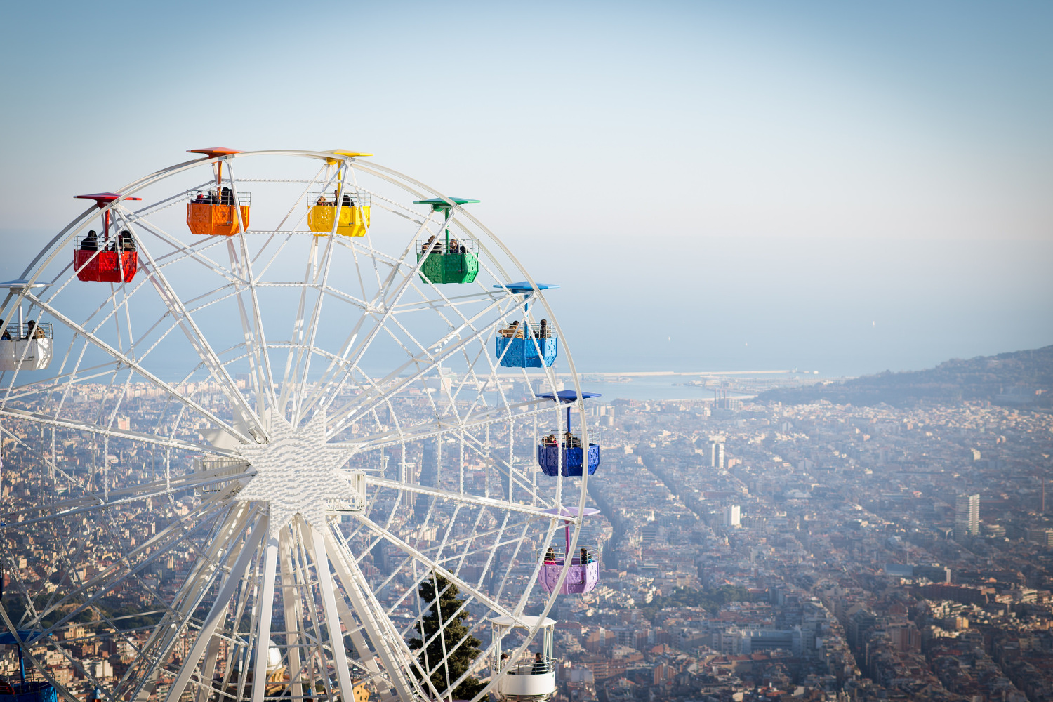 Tibidabo's olf-fashioned ferris wheel at Parc d’Atraccions. Image by Jordi Cucurull / CC BY-SA 2.0 