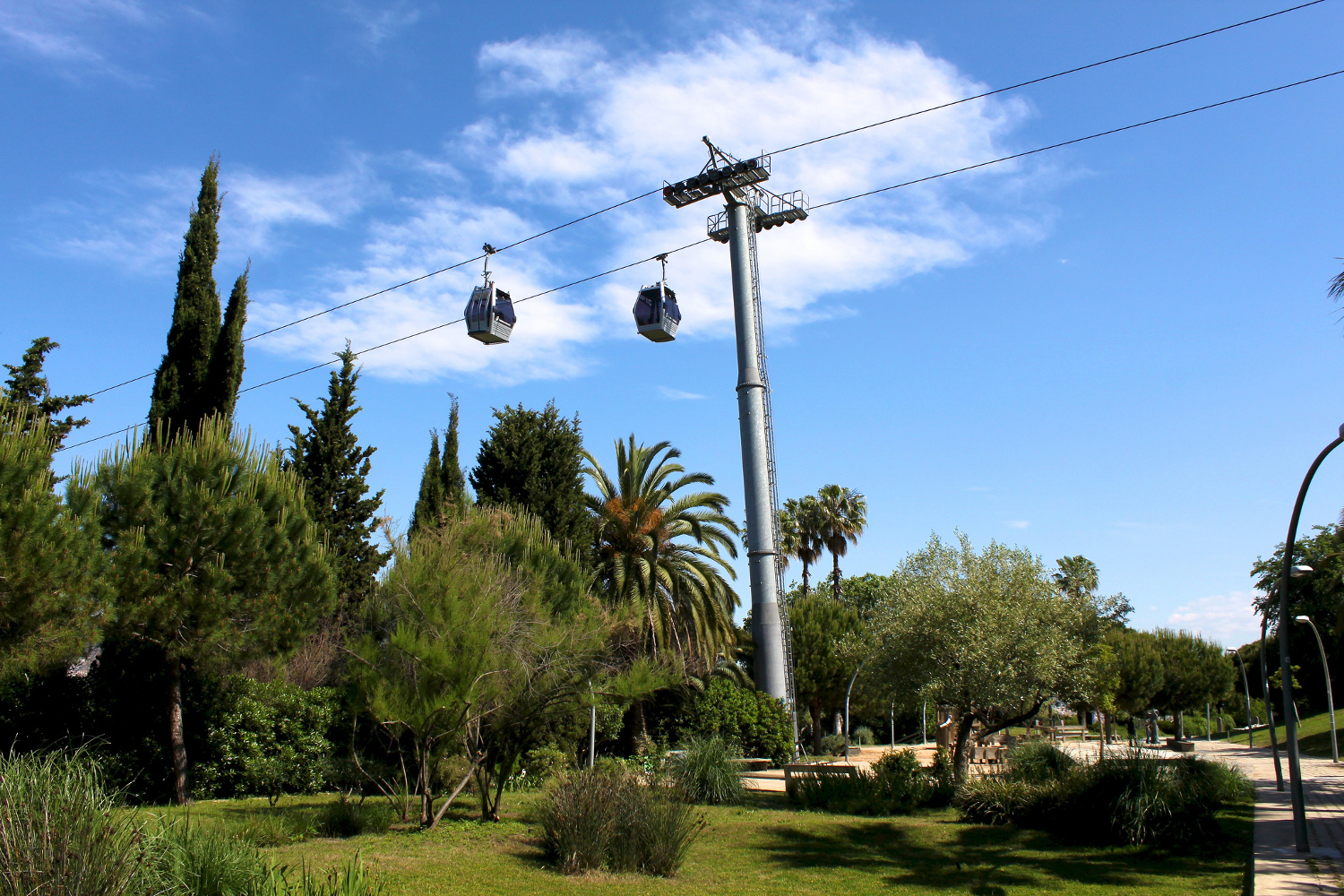 Feel small from the dizzy heights of Barcelona's cable car up to Montjuïc. Image by Alexander Johmann / CC BY-SA 2.0