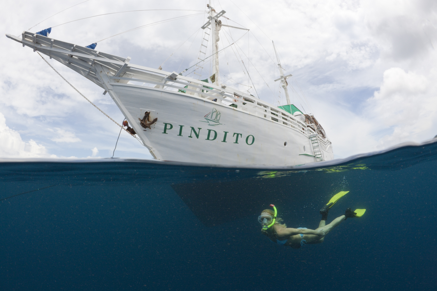 Frau schnorchelt vor Tauchschiff, Raja Ampat, West Papua, Indonesien | SMany visitors to Raja Ampat choose to stay on a liveaboard dive boat © Ullstein Bild / Getty Images