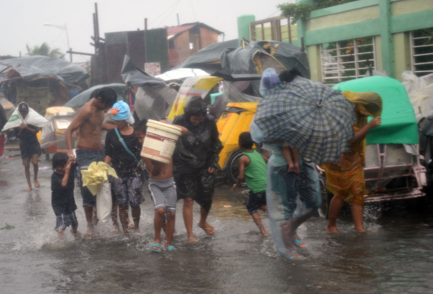 Heavy rain and strong wind in Manila