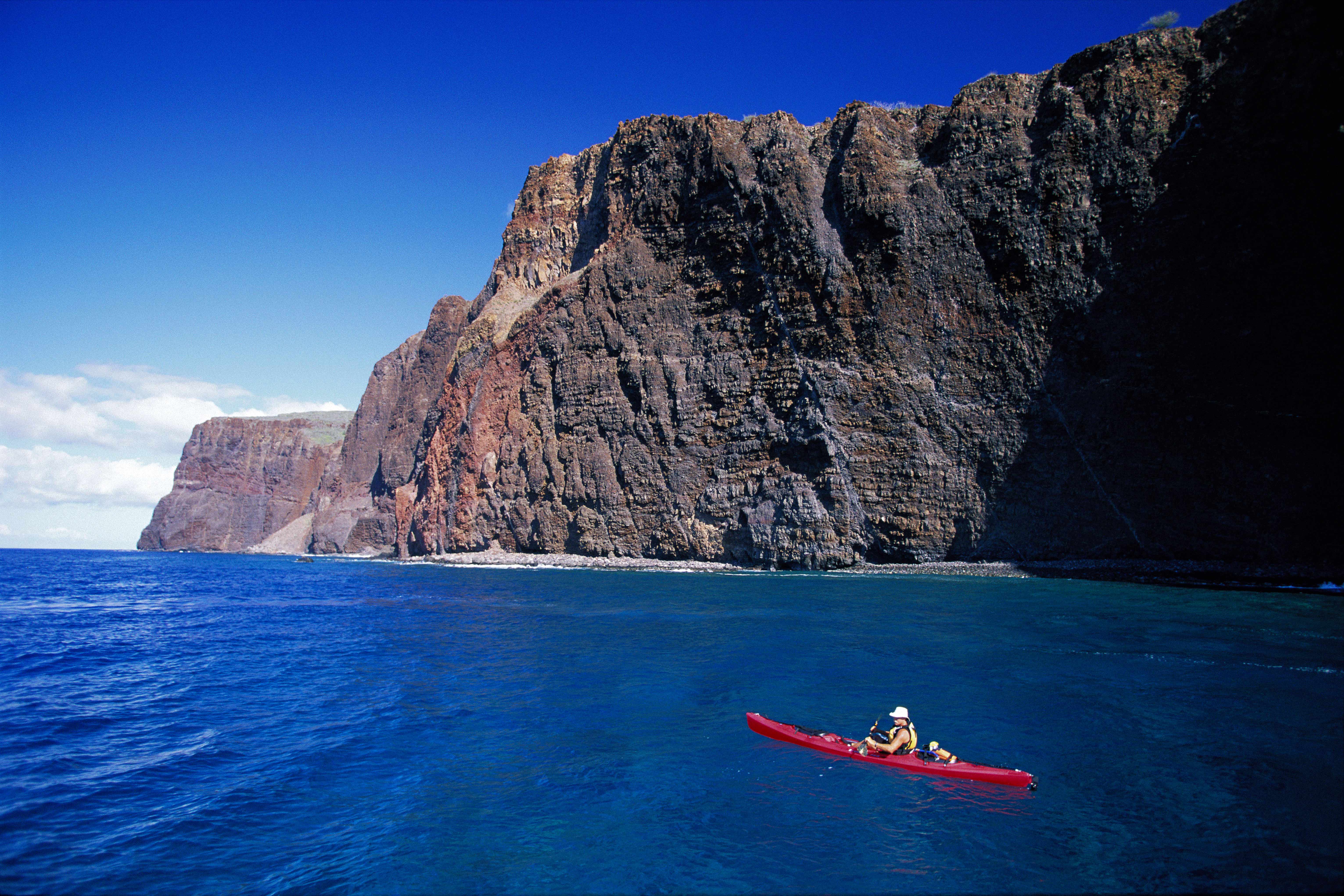 A man kayaks near the cliffs of southern Lana'i. Image by Dahlquist Ron / Getty