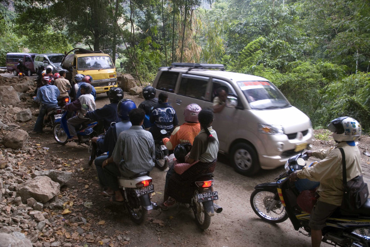 Trans-Flores Highway, Flores. Image by Mark Eveleigh