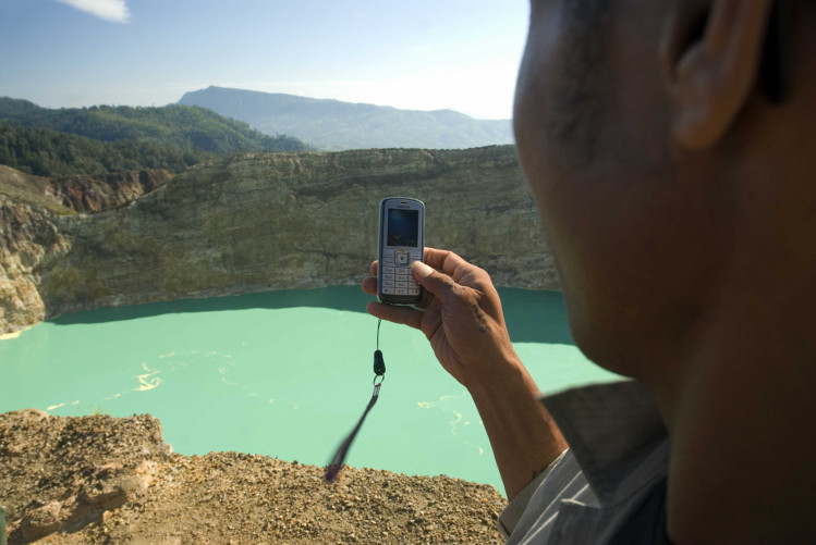 Kelimutu crater, Flores. Image by Mark Eveleigh