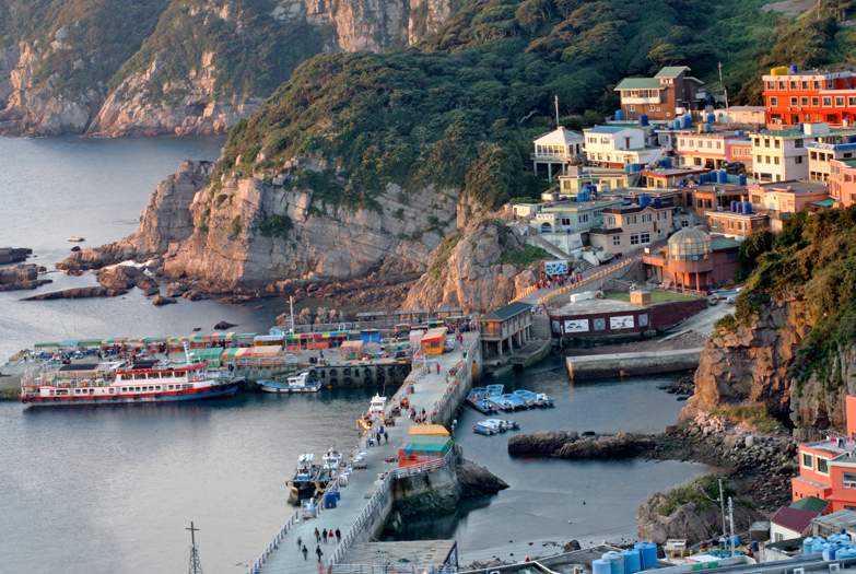 View of Hongdo harbour. Image by Tim Draper / Dorling Kindersley / Getty Images.