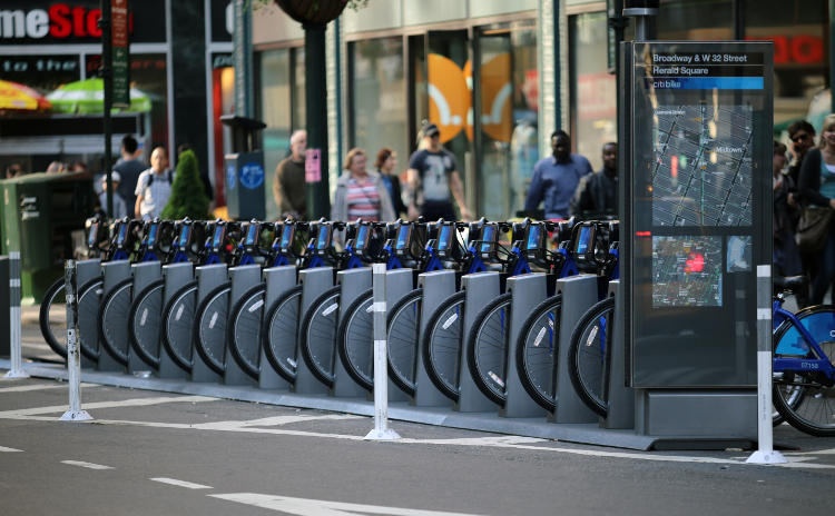 A full stand of Citi Bike cycles. Image by Vetatur / CC BY-SA 2.0