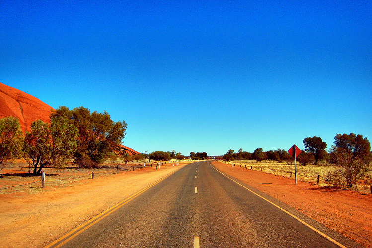 On the road to Uluru. Image by Joan Campderrós-i-Canas / CC BY 2.0