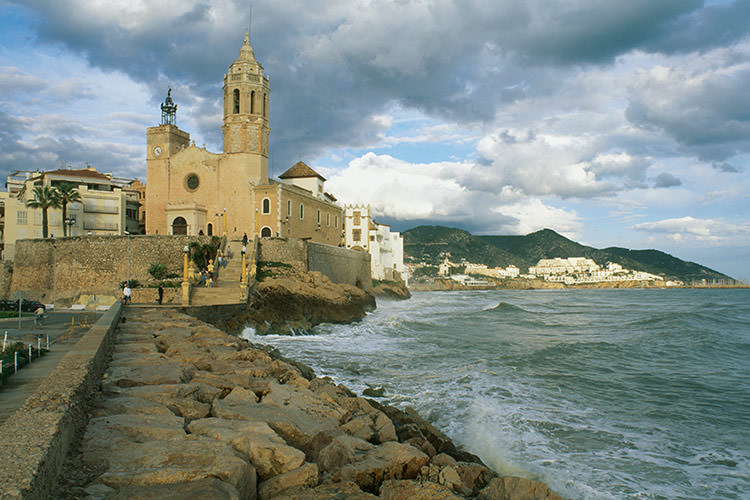 The 17th-century Iglesia de Sant Bartomeu i Santa Tecla, Sitges. Image by Max Alexander / Dorling Kindersley / Getty Images