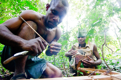 A BaAka man prepares a poison arrow at the start of a monkey hunt in southwest CAR. The arrows are used in the crossbow seen in the foreground of this picture. Image by Stuartt Butler / Lonely Planet.