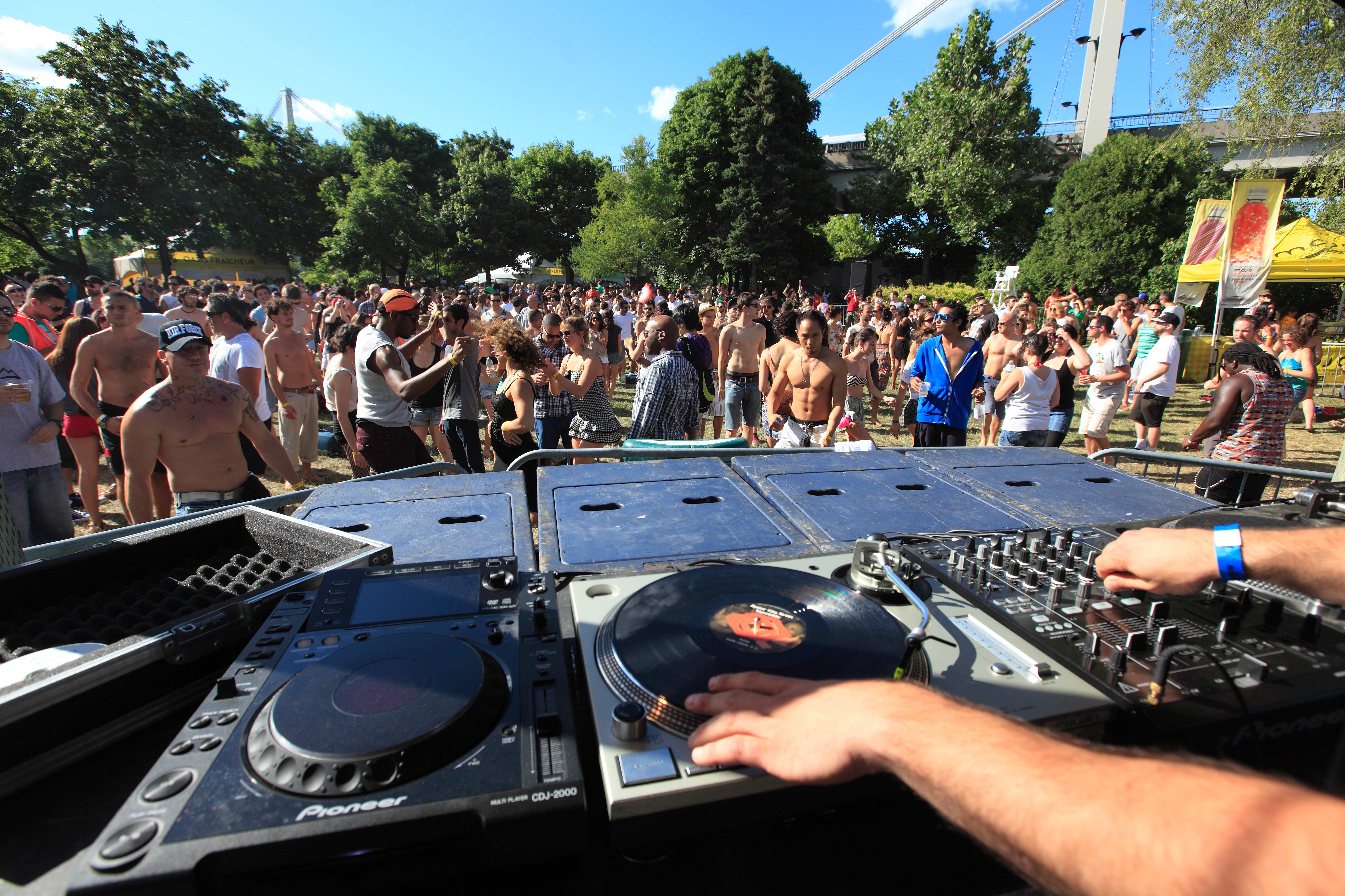 A DJ at Montréal’s Piknic Électronik. Image by Bruce Yuanyue Bi / Getty