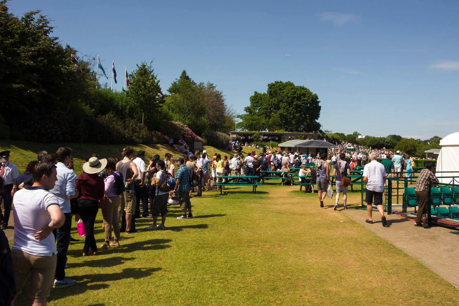 The 'show' courts queue . If time is short and money is no object, you can buy resale Debenture Seating tickets, which start from £750 .</p>









		</div>
		<div class=