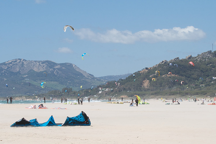 Kitesurfers riding the wind in Tarifa, Costa de la Luz. Image by Jürgen Glüe / CC BY-SA 2.0.