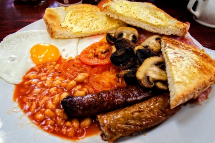 A full English breakfast of sausage, egg, mushrooms, tomatoes, baked beans and toast