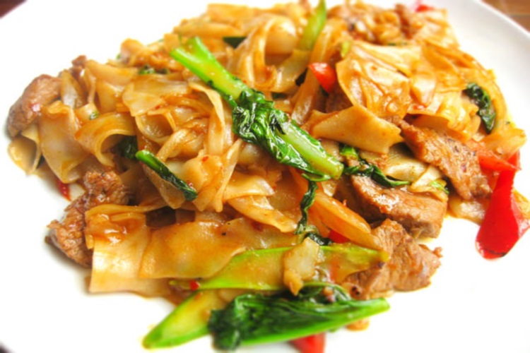 A plate of pad kee mao, aka drunken noodles