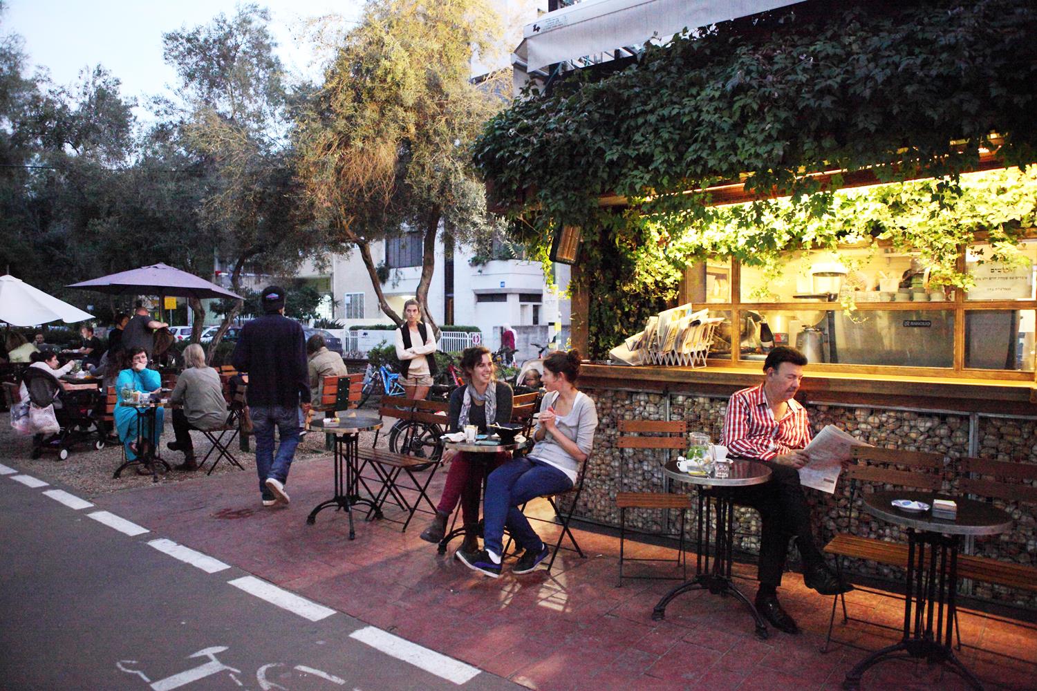 A popular day-to-night hangout on Ben Gurion Boulevard. Image by Dan Porges/Archive Images/Getty Images