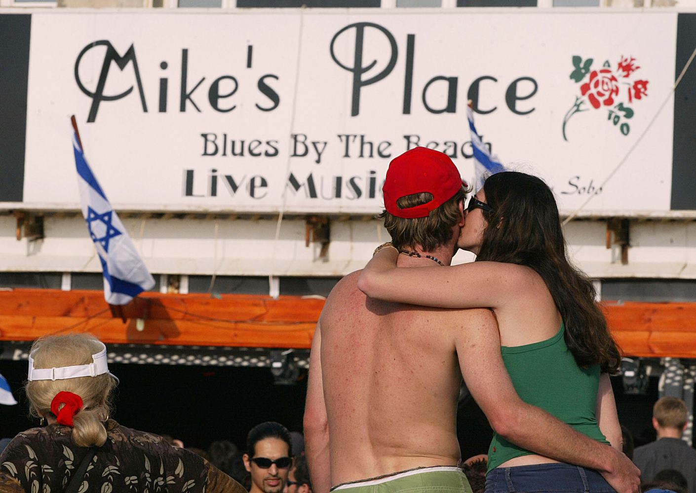 Beachfront bar Mike's Place is a Tel Aviv institution. Image by Yoav Lemmer/AFP/Getty Images
