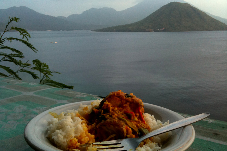 A plate of ikan woku belanga at Floridas restaurant on the island of Ternate, Maluku. Image by Hugh McNaughtan