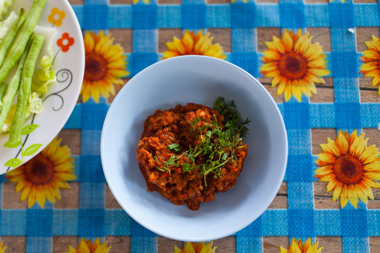 A dish of nám prík òrng as served at an open-air restaurant in Lampang. Image by Austin Bush