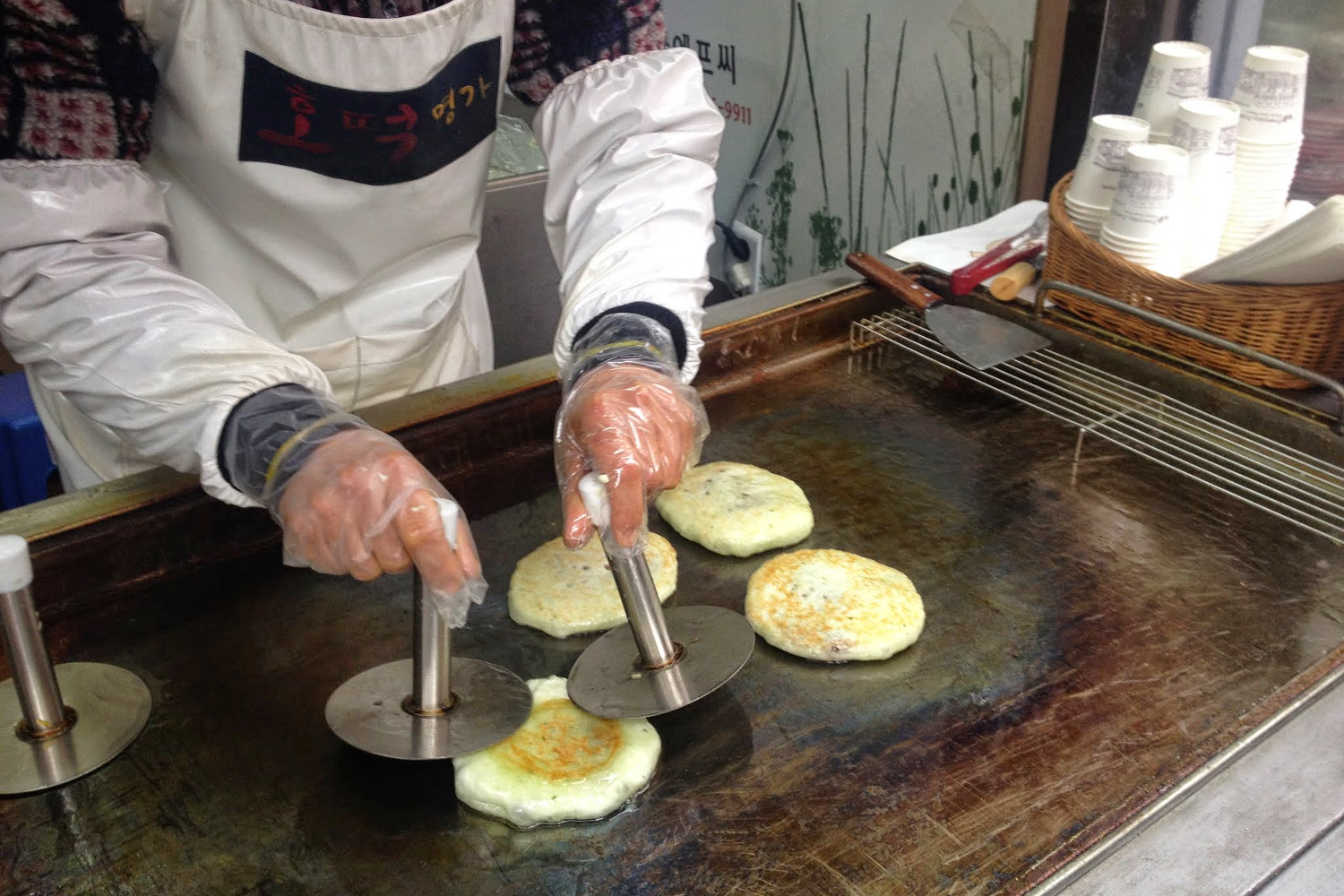 Hotteok: perfect pancakes filled with molten cinnamon and sugar. Image by Megan Eaves / Lonely Planet