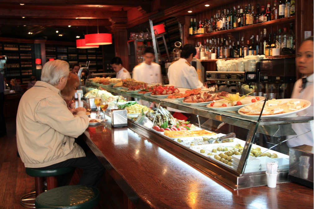 The bar at Ceveseria Catalana. Image by Javier Lastras / CC BY 2.0