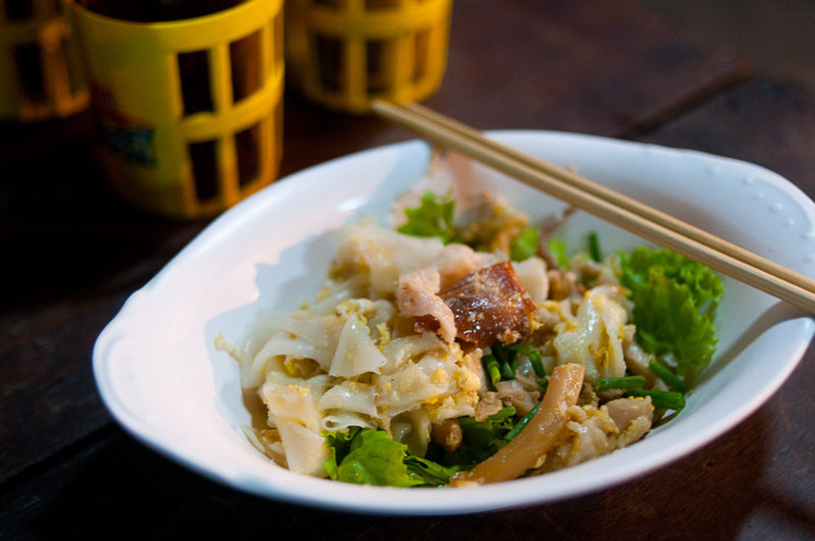 A dish of gooay teeo kooa gai, rice noodles fried with chicken and egg, as sold in Bangkok’s Chinatown. Image by Austin Bush