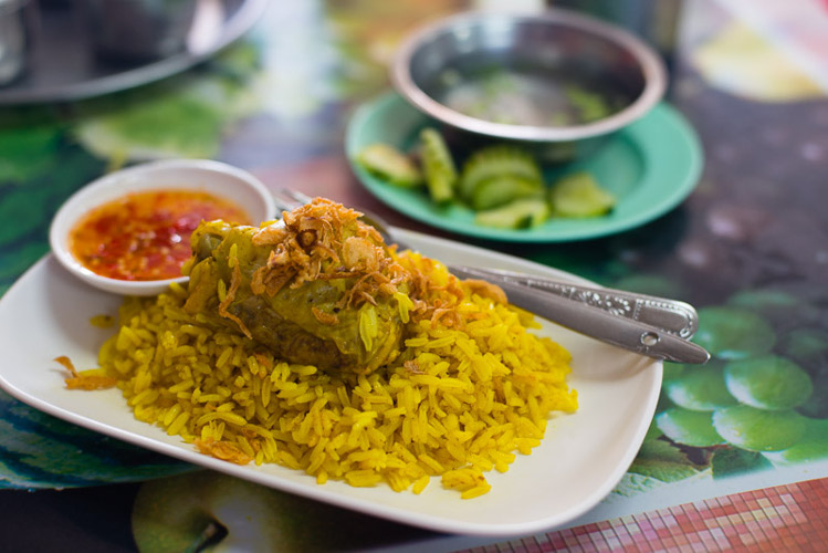 A dish of kow mok gai, chicken biryani, Bangkok. Image by Austin Bush