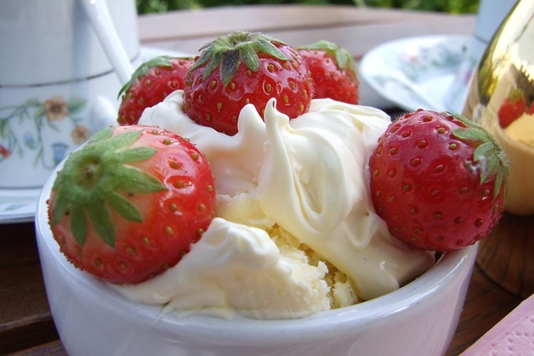 An irresistible duo: strawberries and cream. Image by Gizmo Bunny / CC BY 2.0.