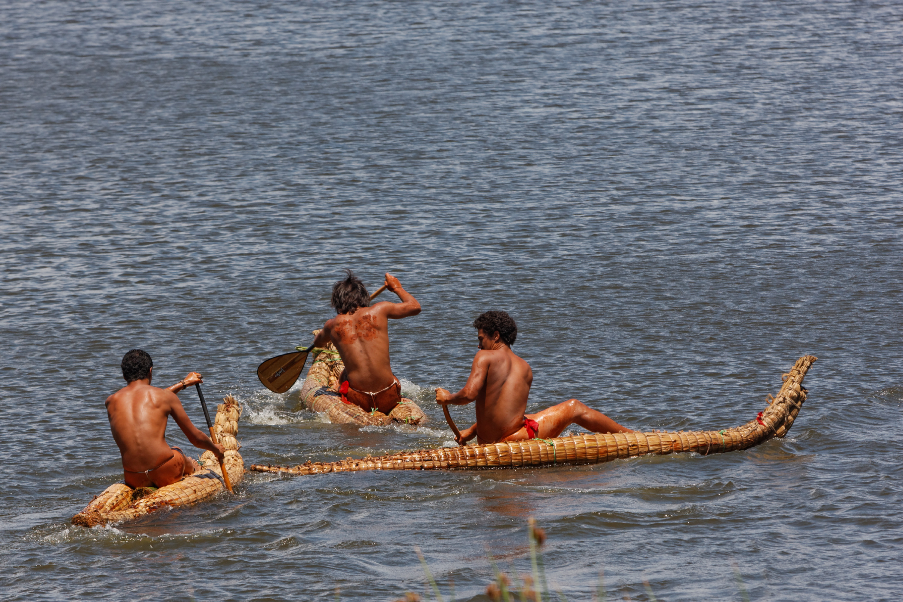 Paka racers paddle across the lake at Rano Raraku crater © Jean-Bernard Carillet / Lonely Planet