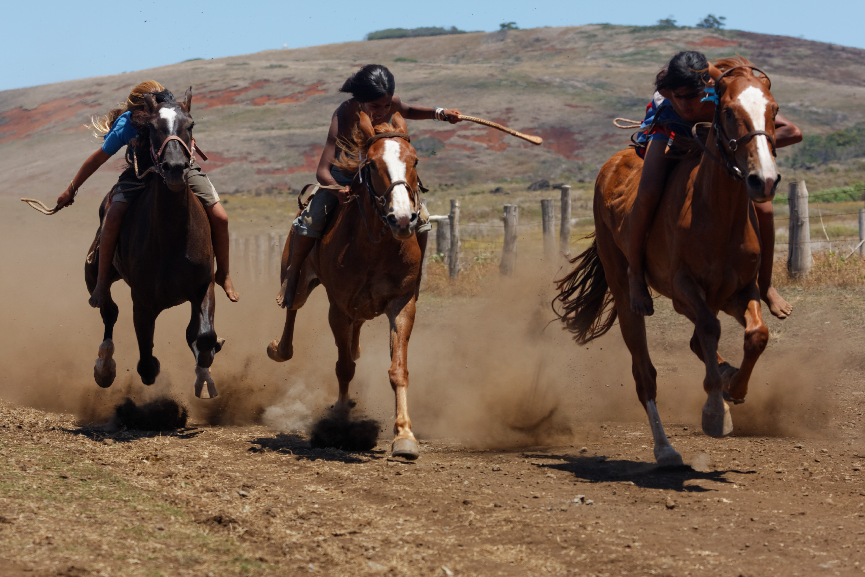 Tapati Festival contestants race horses bareback © Jean-Bernard Carillet / Lonely Planet