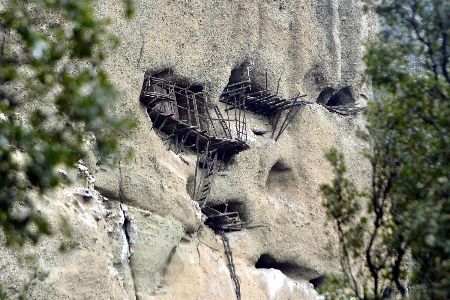 Meteora’s old cave hermitages © Anadoly Agency / Getty Images