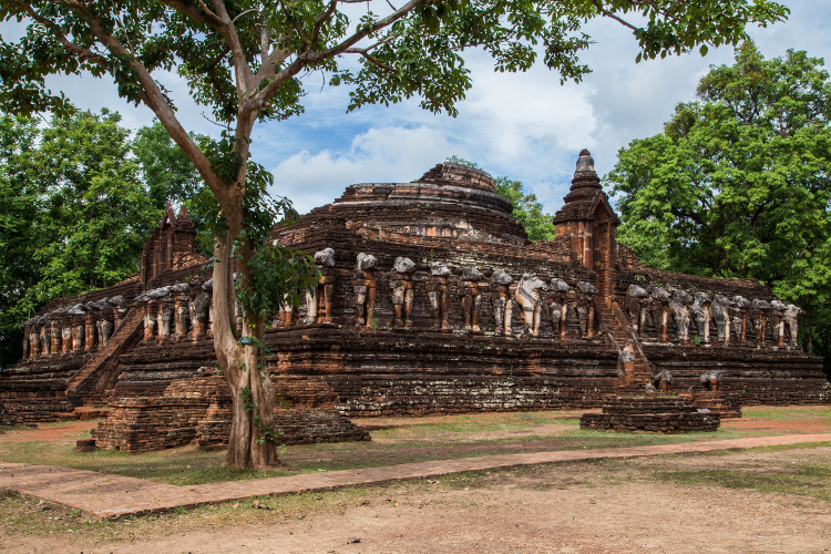 a-chedi-surrounded-by-elephant-statuest-at-wat-chang-rob-image-by-john-s-lander-getty-images_cs