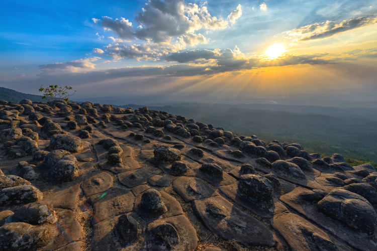 curious-rock-formations-at-phu-hin-rong-kla-national-park_cs