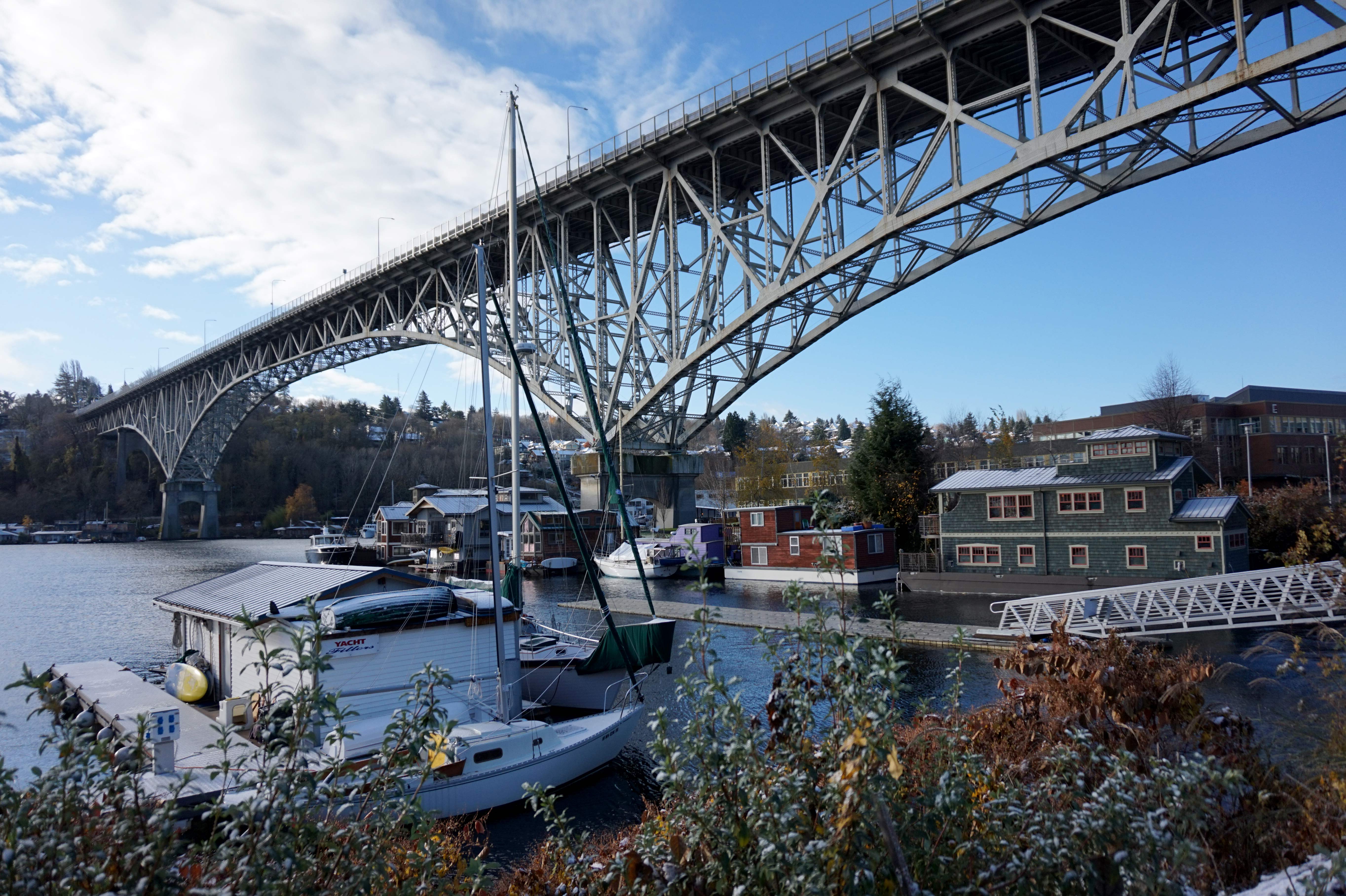 Houseboats docked in Lake Union near the Burke-Gilman Trail. Image by Brendan Sainsbury / Lonely Planet