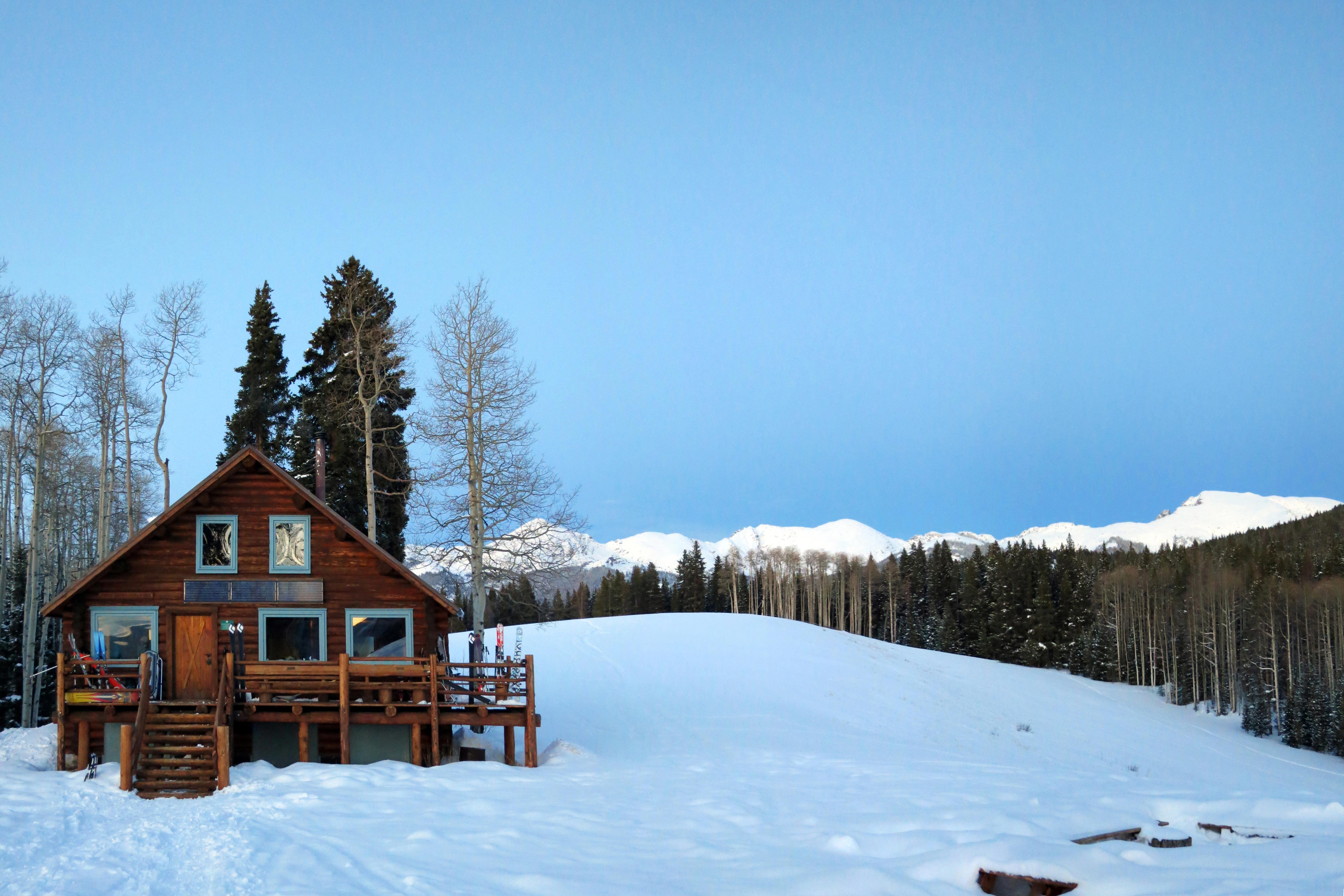 Built in 1986, the 10th Mountain Division’s Gates Hut is located near peaks that exceed 12,000 feet. Image by Ed Ogle / CC BY 2.0