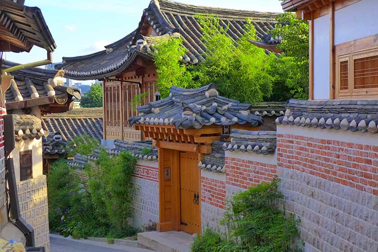 Quiet alley in Seoul's historic Bukchon district. Image by travel oriented / CC BY-SA 2.0