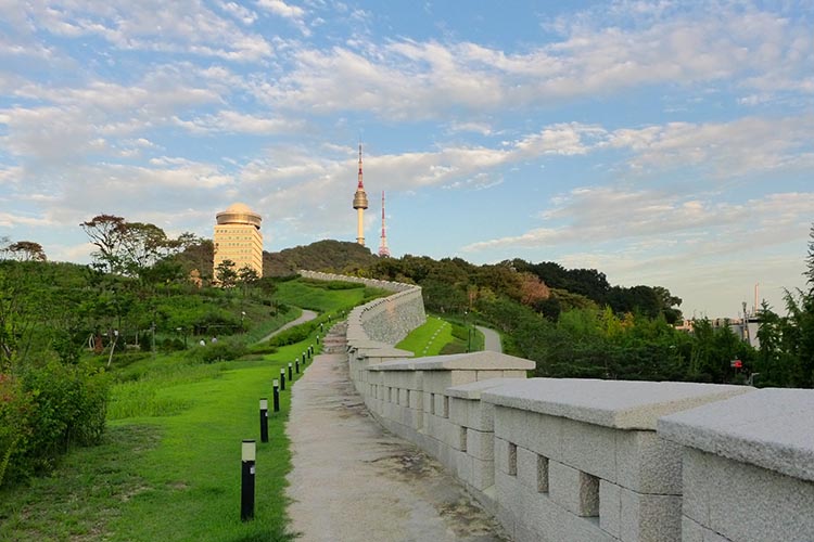 Walkway winds up to N Seoul Tower. Image by travel oriented / CC BY-SA 2.0