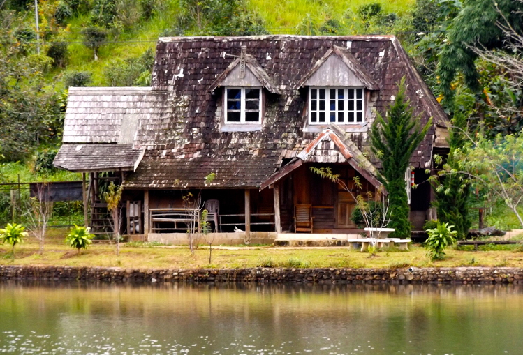 Lake cottage, Mae Aw (Ban Rak Thai), Thailand. Image by Jack Southan / Lonely Planet