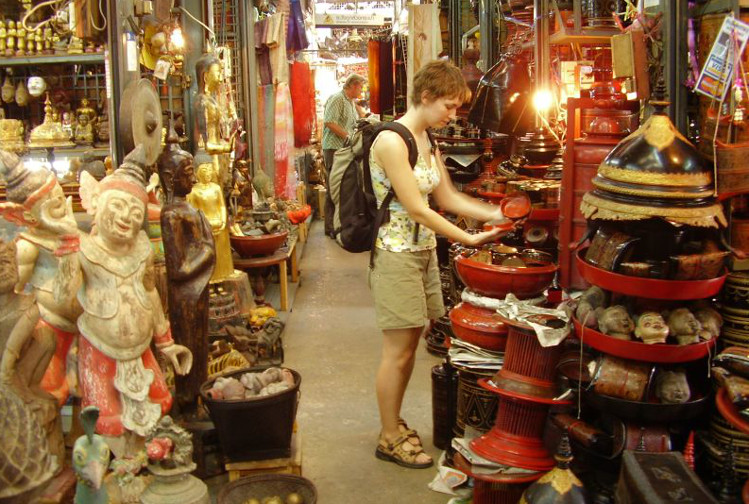 Shopping-at-Chatuchak-Weekend-Market-Bangkok.-Image-by-Adam-Kahtava-CC-BY-2.0.jpg