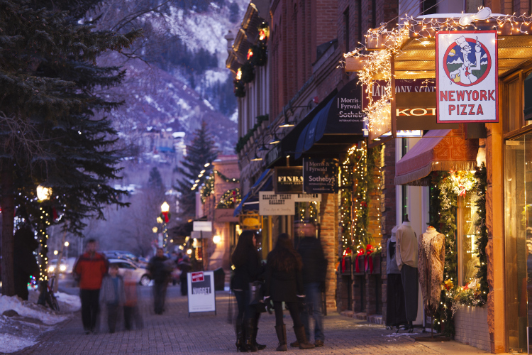 Boutiques, bars and beautiful people of Aspen. Image by Walter Bibikow / age fotostock / Getty