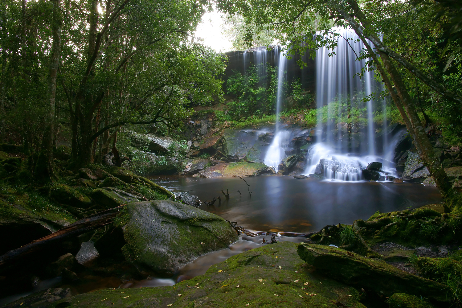 Hike past beautiful waterfalls in Phu Kradueng National Park © Plamuekwhan / Getty Images