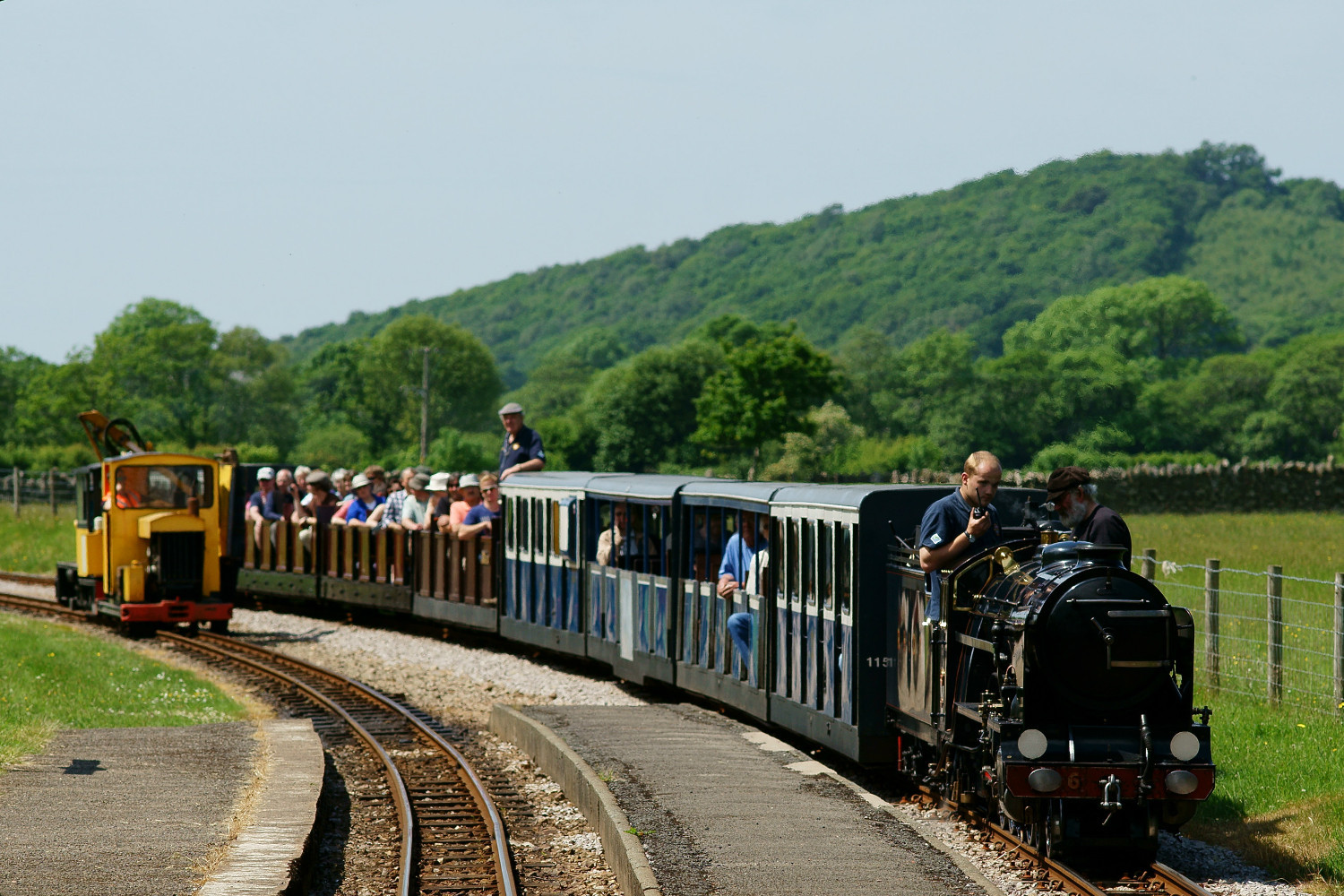 A locomotive arrives at Irton Road on the Ravenglass and Eskdale Railway. Image by Peter Trimming / CC BY 2.0