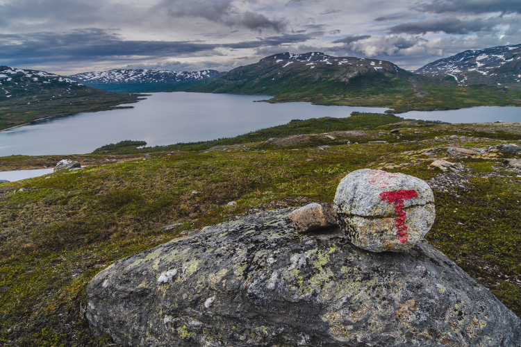 kjensvatnet-with-DNT-marker-in-foreground-750-cs