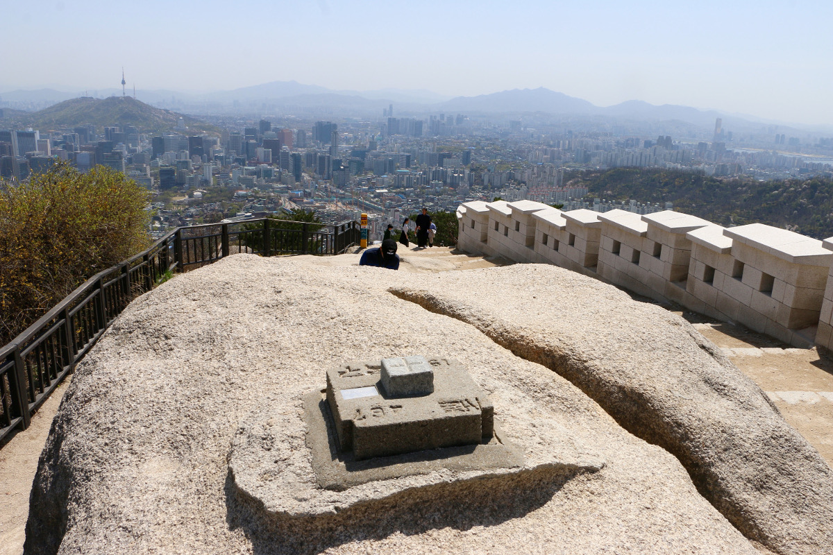 Expansive views of Seoul from the summit of Inwangsan. Image by Simon Richmond / Lonely Planet