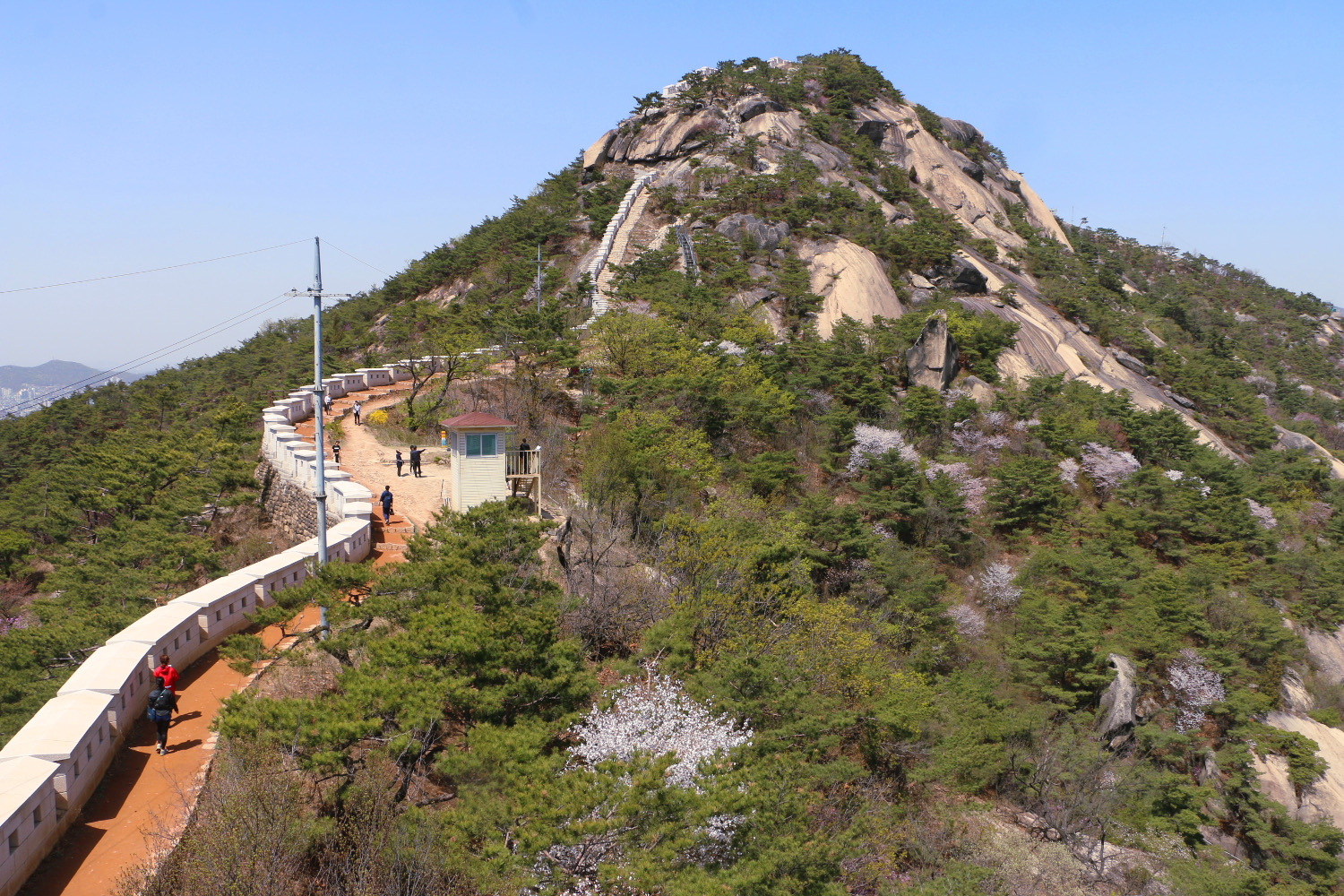 Seoul City Wall, rising up to summit of Inwangsan. Image by Simon Richmond / Lonely Planet